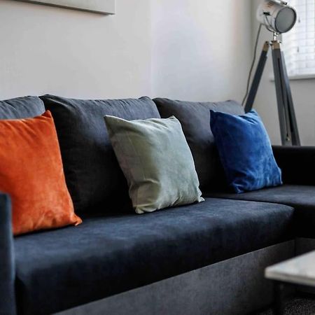 2 Bedroom House-Driveway - Bournemouth Hospital - Long Stay Discounts - Lima Apartments Ltd Екстериор снимка
