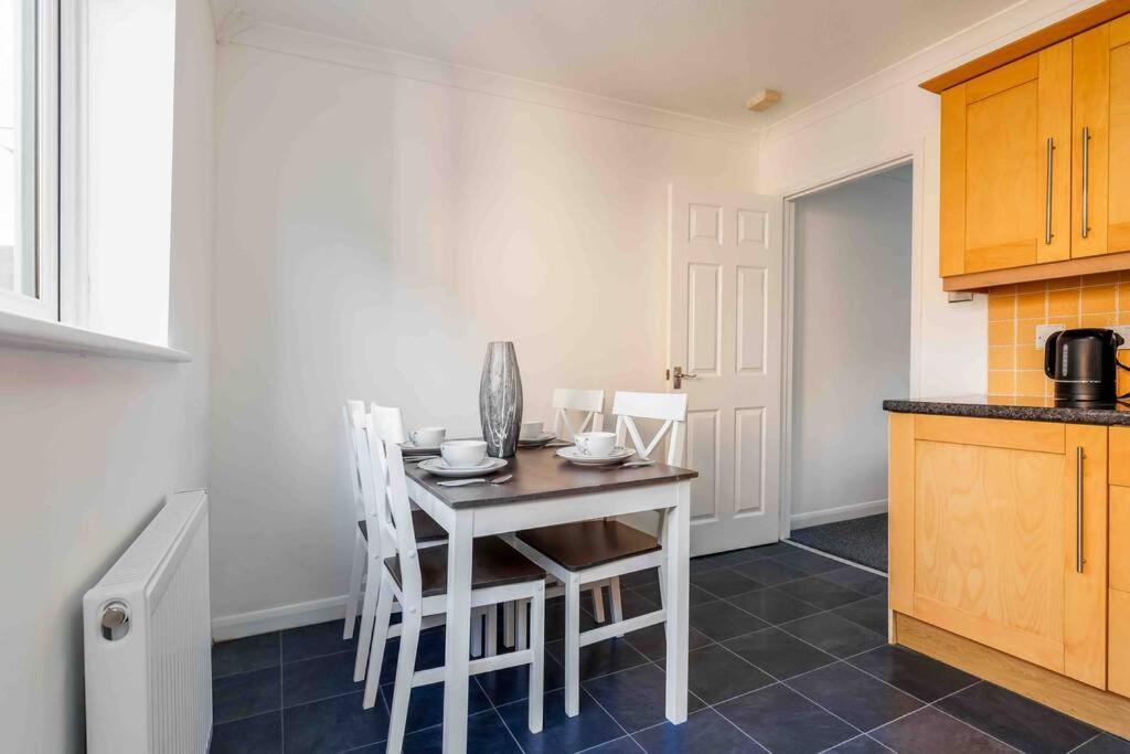 2 Bedroom House-Driveway - Bournemouth Hospital - Long Stay Discounts - Lima Apartments Ltd Екстериор снимка