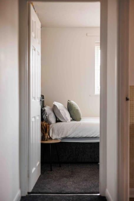 2 Bedroom House-Driveway - Bournemouth Hospital - Long Stay Discounts - Lima Apartments Ltd Екстериор снимка