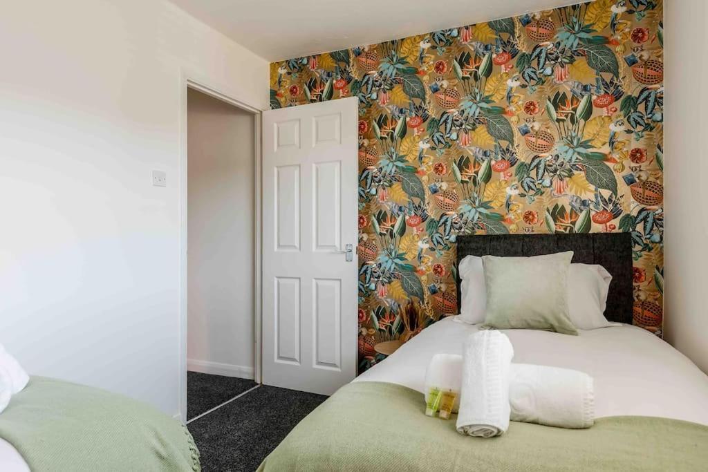 2 Bedroom House-Driveway - Bournemouth Hospital - Long Stay Discounts - Lima Apartments Ltd Екстериор снимка