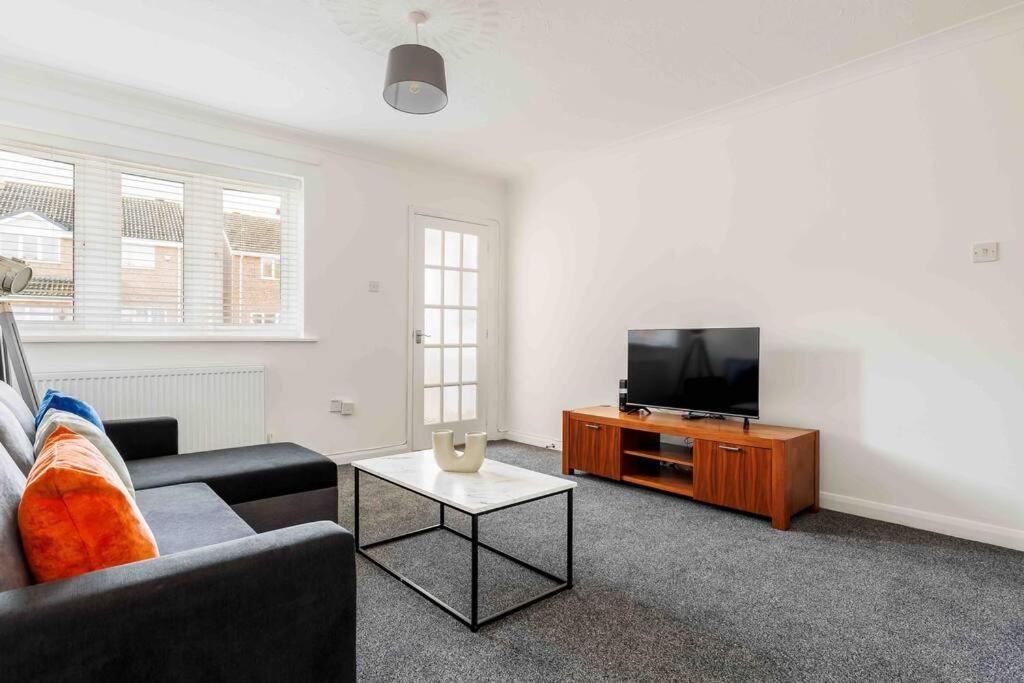 2 Bedroom House-Driveway - Bournemouth Hospital - Long Stay Discounts - Lima Apartments Ltd Екстериор снимка