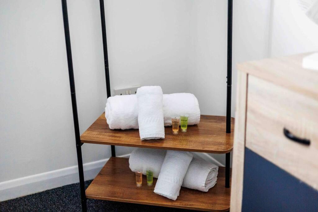 2 Bedroom House-Driveway - Bournemouth Hospital - Long Stay Discounts - Lima Apartments Ltd Екстериор снимка