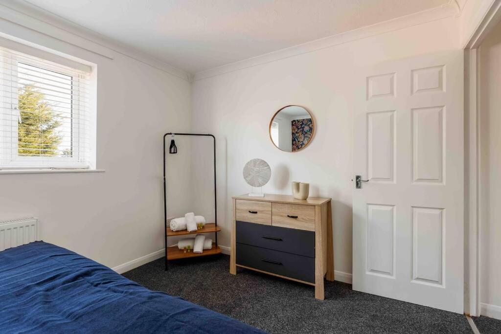 2 Bedroom House-Driveway - Bournemouth Hospital - Long Stay Discounts - Lima Apartments Ltd Екстериор снимка