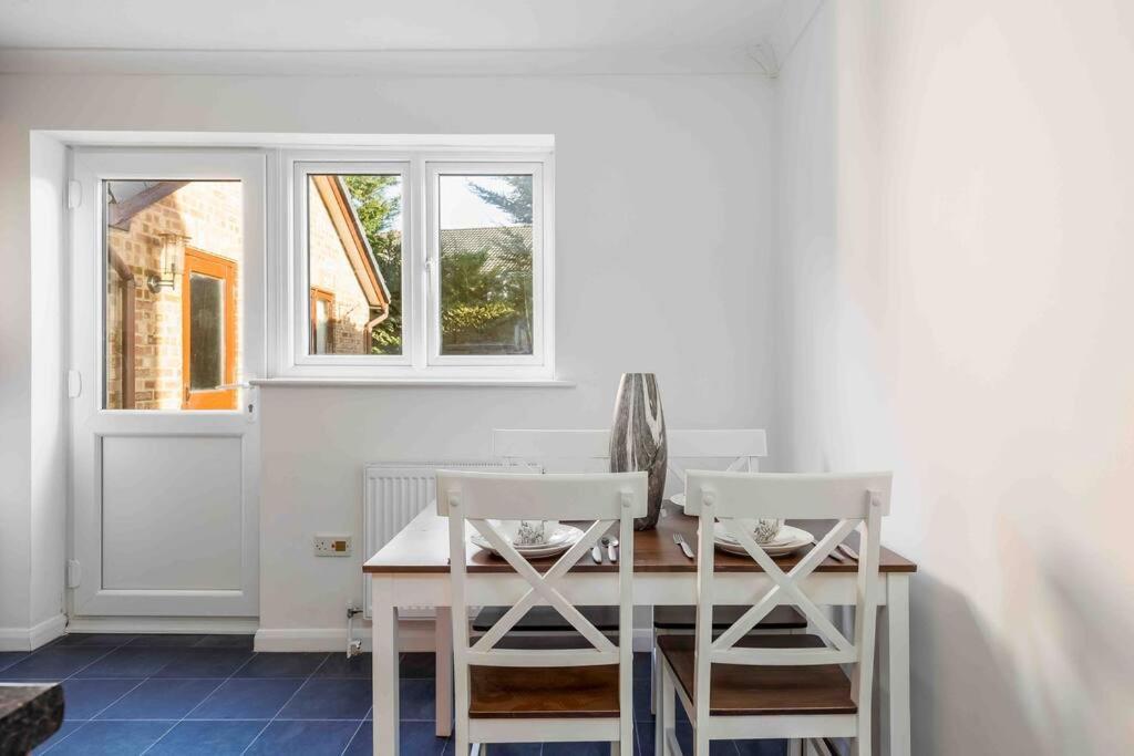 2 Bedroom House-Driveway - Bournemouth Hospital - Long Stay Discounts - Lima Apartments Ltd Екстериор снимка